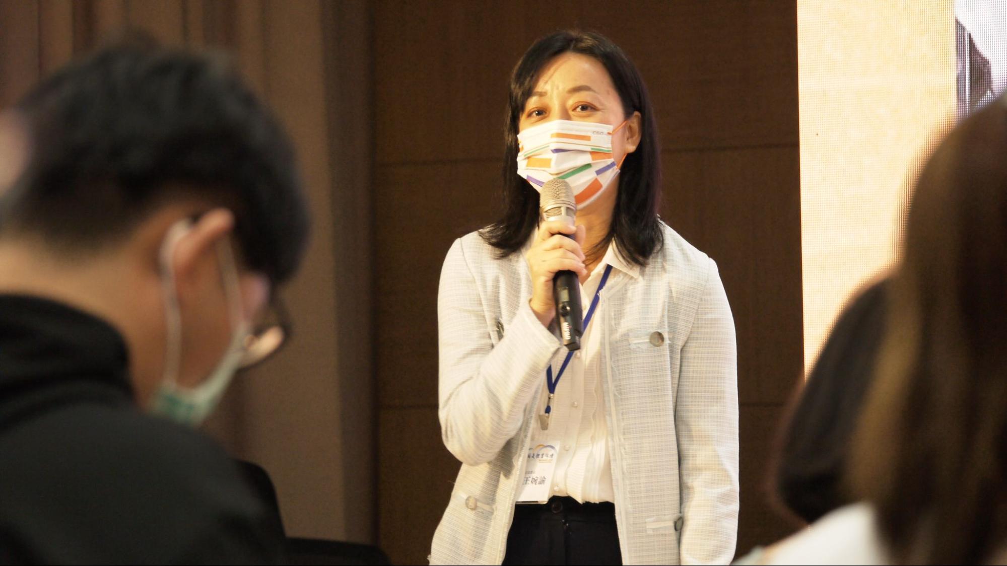 王婉諭就勞動權益、青年就業角度提出運動員契約制度的運作概念。（照片來源：SUPERACE/ 5AM Ｗorkout Studio）