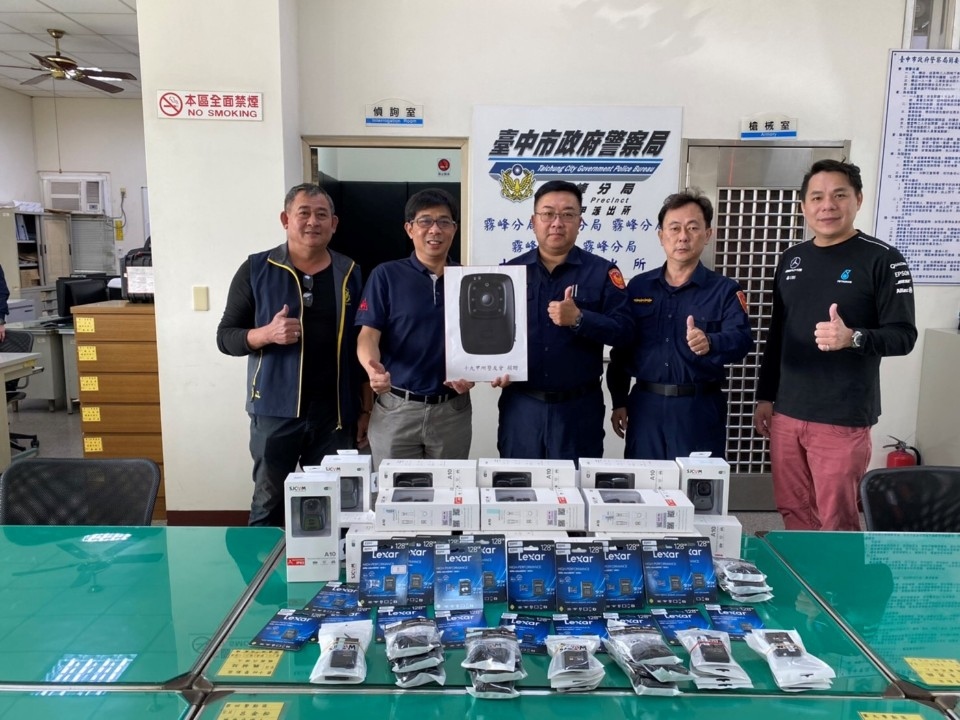 圖文:霧峰警察之友會捐贈微型攝影機春節好窩心。(孫崇文攝)