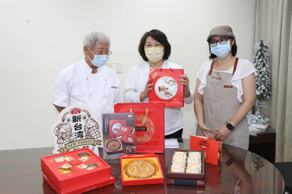 市長持林玉山先生所繪贈的鴛鴦戲水圖禮盒