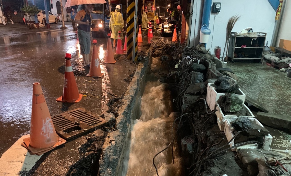 六龜新發和平路淹水 昨晚10時完成側溝清淤恢復排水功能/波新聞