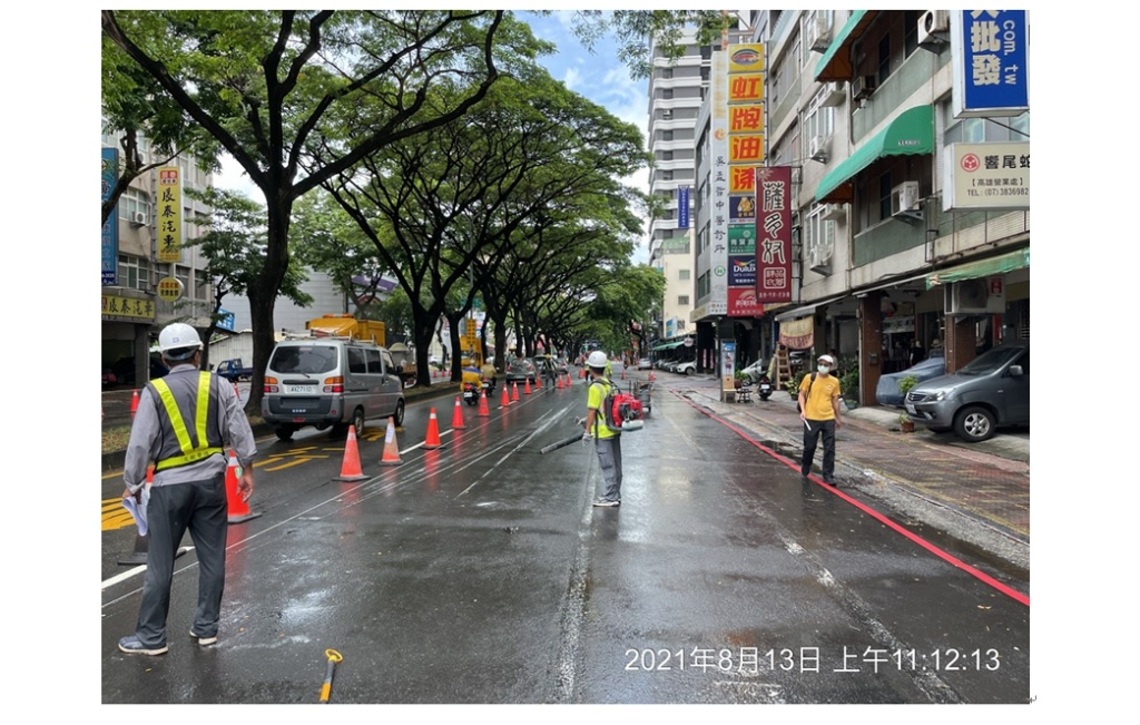 輕軌大順路段標線劃設整備工作進場施工/波新聞