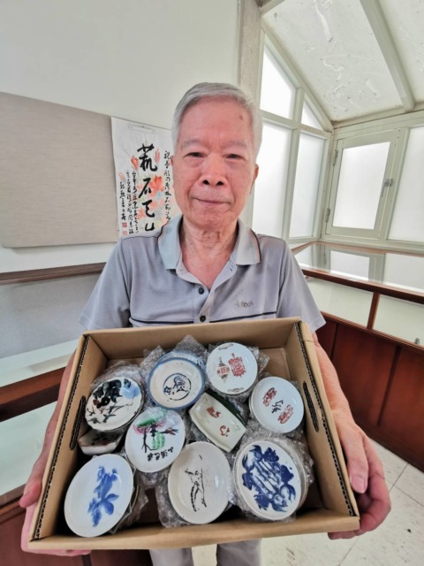簡森林收藏的醬油碟(葉志雲攝)