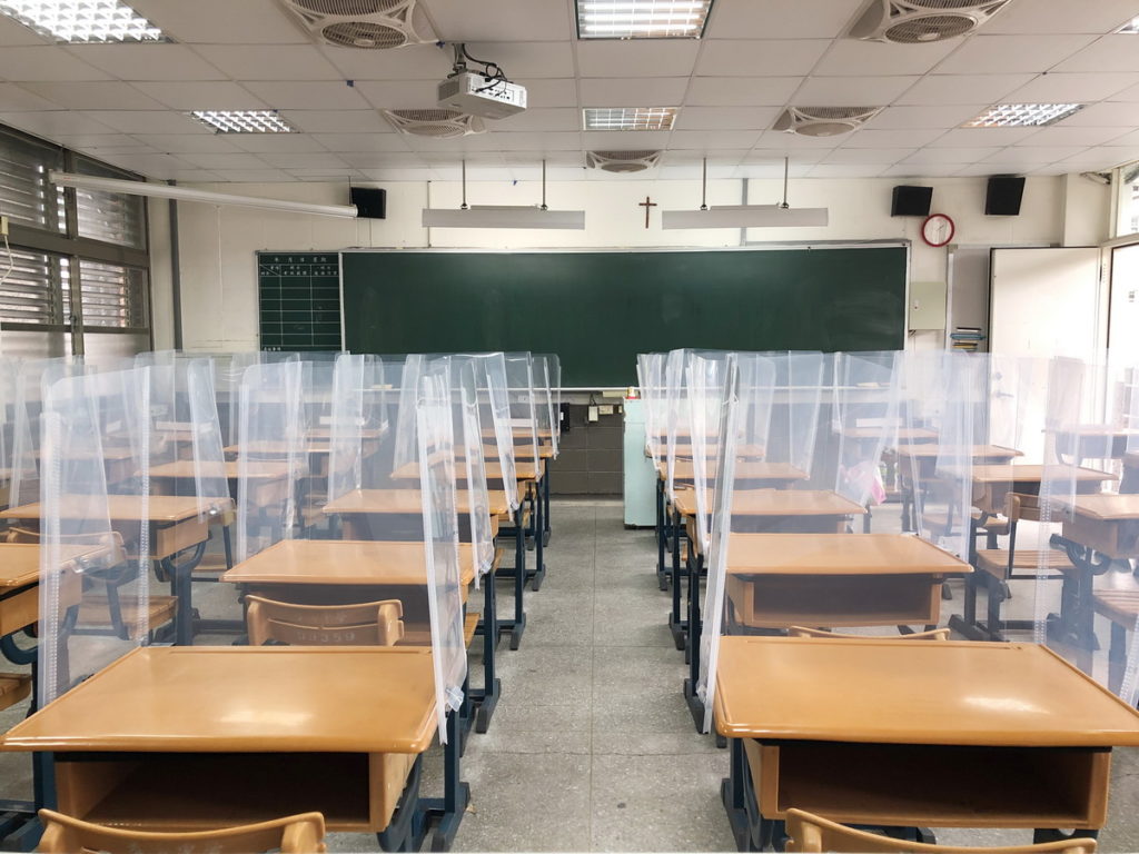 方濟中學教室內使用的學生課桌防疫隔板,特別選用日本PLUS品牌