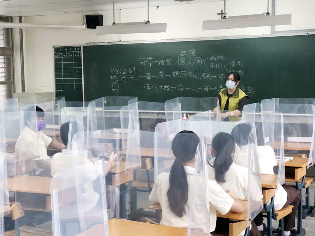 方濟中學教室內使用的學生課桌防疫隔板,特別選用日本PLUS品牌