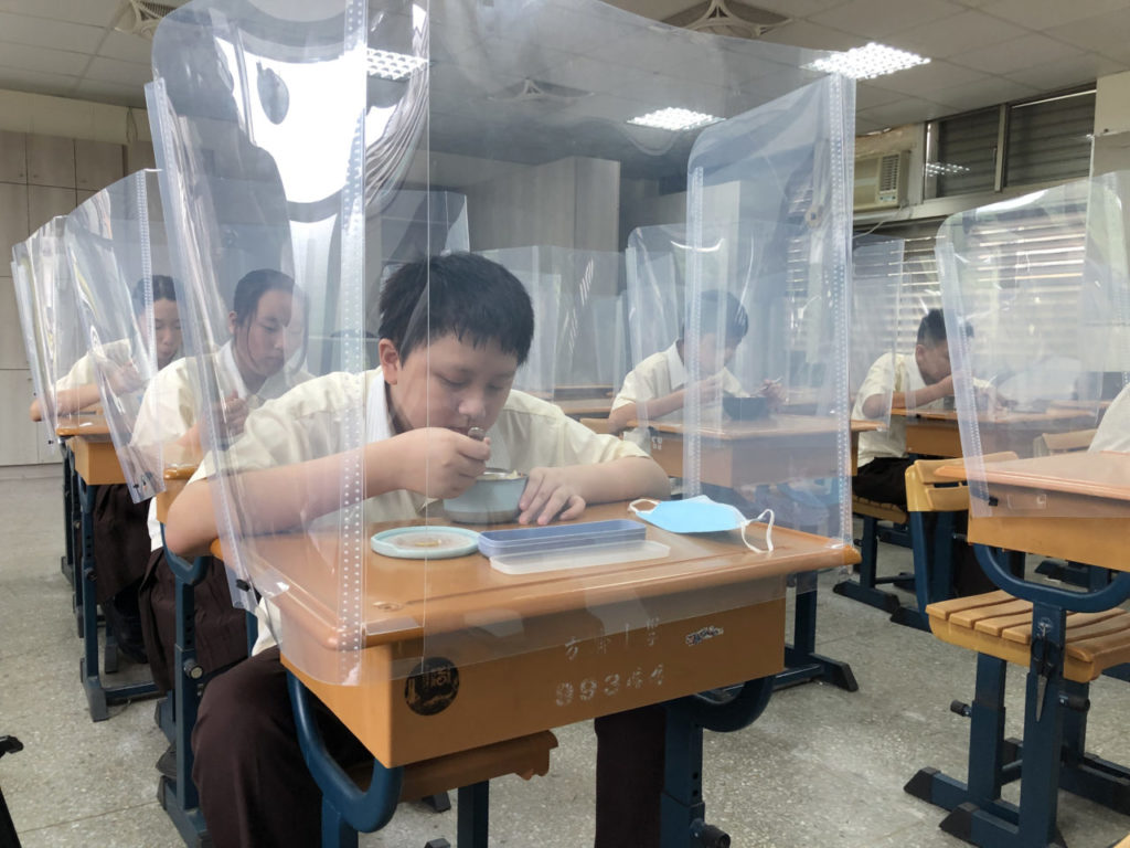 這款隔板可以防止學生飛沫接觸,全透明隔板也是選用特色