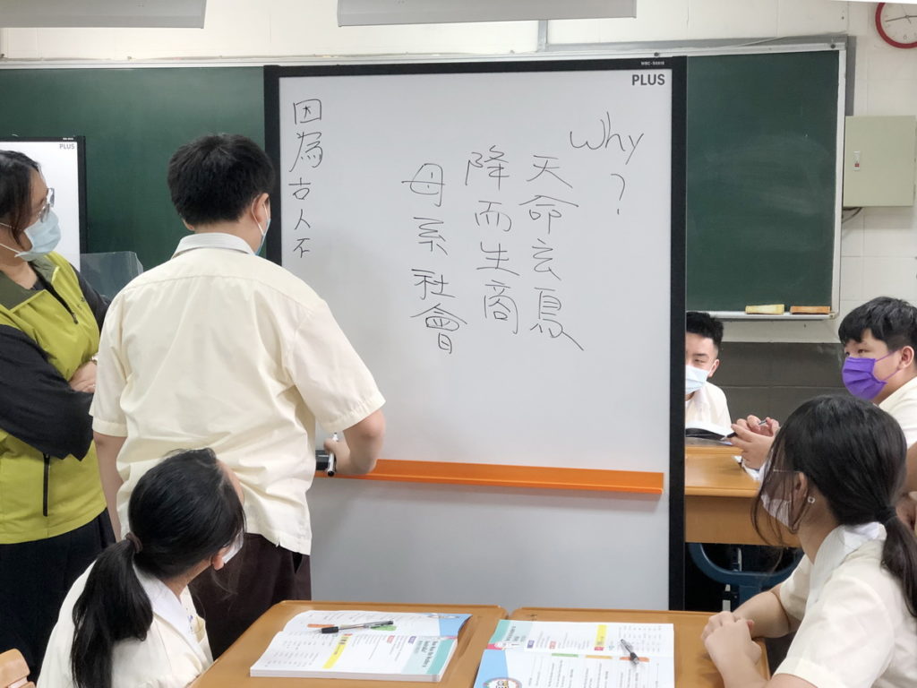 教室內還特別配置了PLUS雙面屏風白板,屏風白板不但可以隨心移動而且雙面皆可書寫
