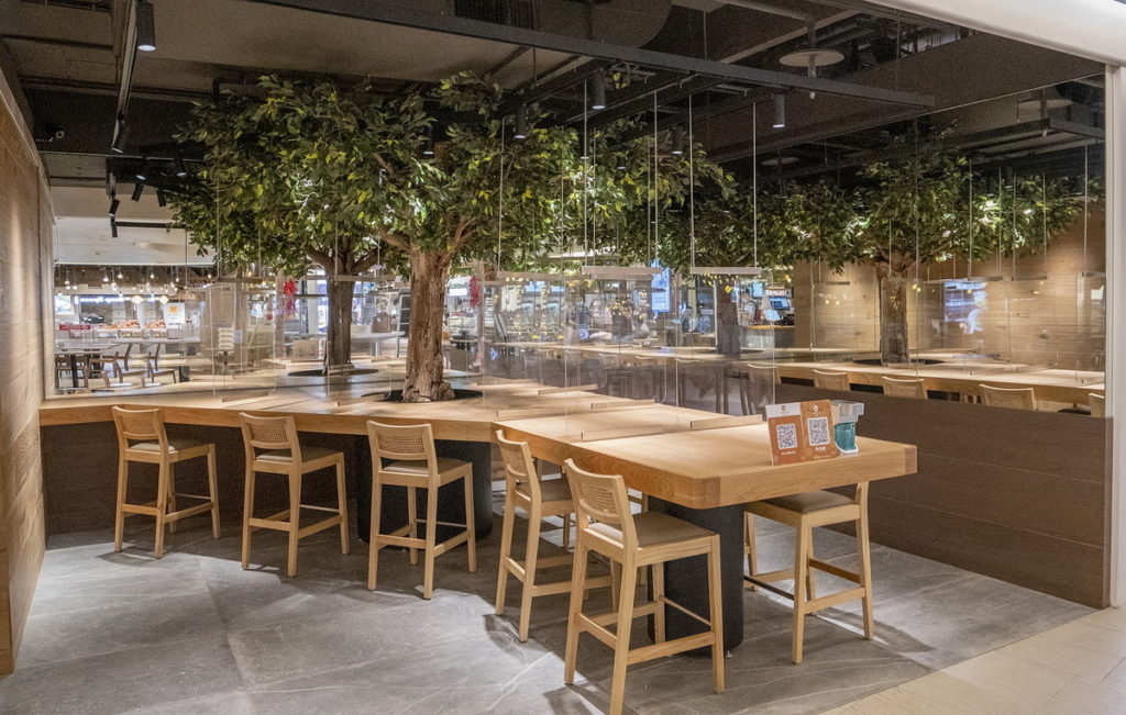 座位區的綠樹呼應咖哩樹店名,為用餐環境釋放出輕鬆自在的氣氛。