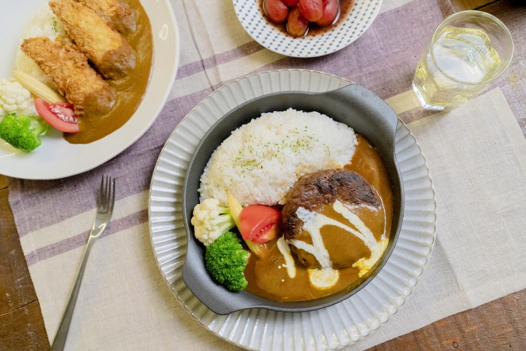 菲力牛漢堡咖哩飯,以菲力牛排捏製漢堡肉,高溫250度鐵板濃縮咖哩醬汁,釋放深刻香氣。(售價$258元)