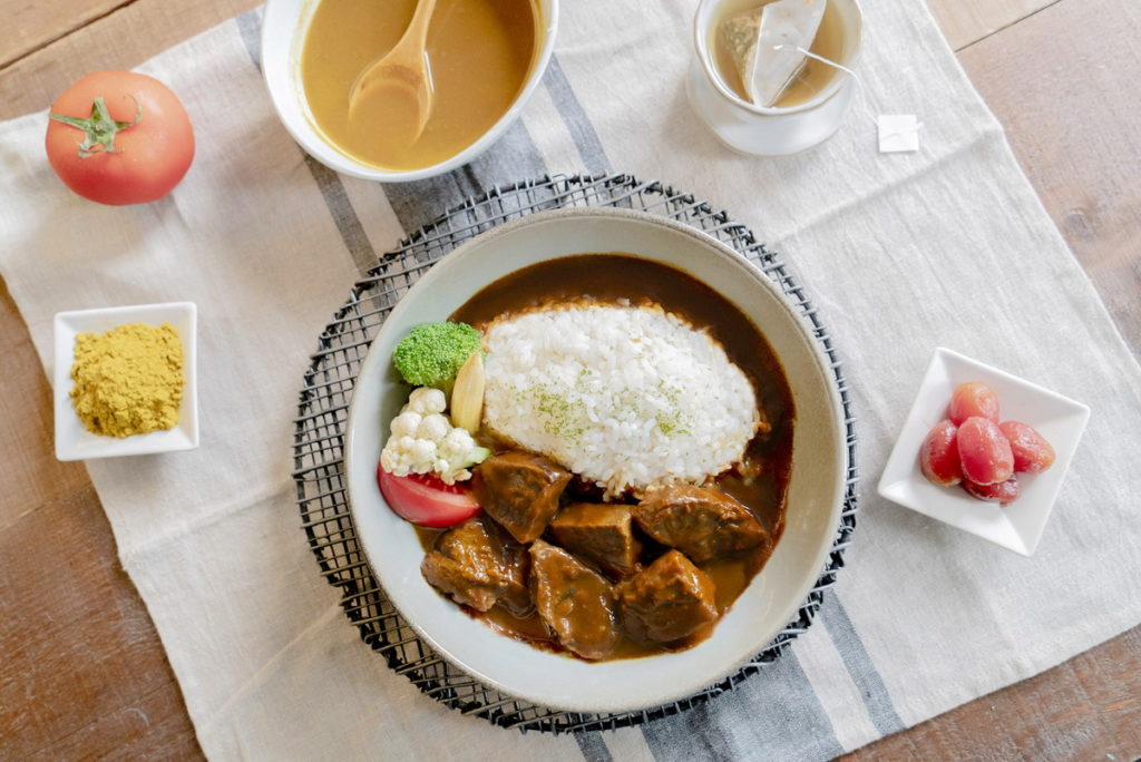 慢燉牛咖哩飯,牛骨熬出的高湯將牛肉原塊慢燉入味,華麗的牛肉油花完美融進咖哩中。(售價$258元)