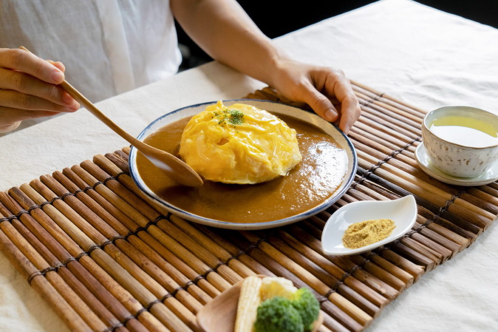 咖哩樹門市內每一款咖哩飯皆可加點日式歐姆滑蛋。現點現煎,日式工序展現細膩的火侯與濃滑的蛋香。(加點價$50元)