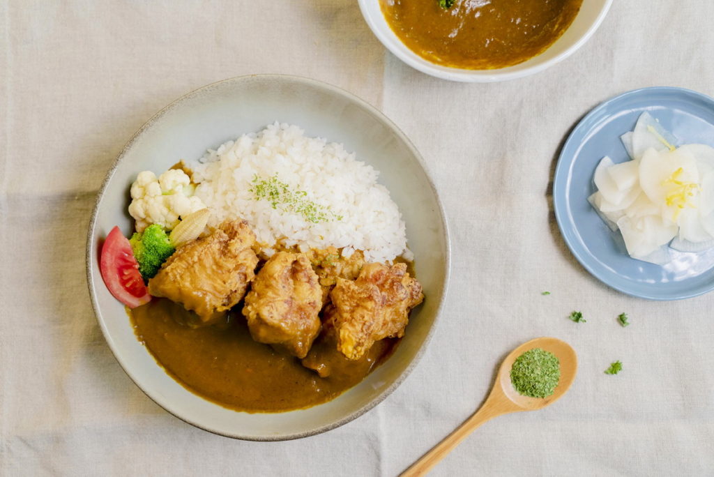 Saku-Saku 鮮炸雞咖哩飯,酥脆炸雞搭配獨家柚香醃漬醬,散發淡淡果香。(售價$188元)