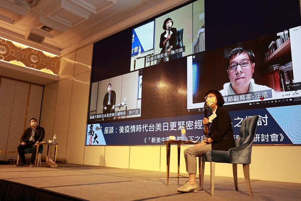 可能是 1 人、站立、螢幕和室內的圖像