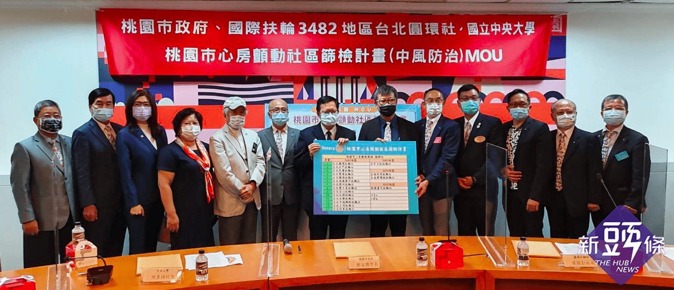 ▲鄭文燦市長(中間)代表受贈，市長左一為3482地區許鈴裕總監，市長右一為圓環社黃國彭社長 (照片來源:國際扶輪3482地區)