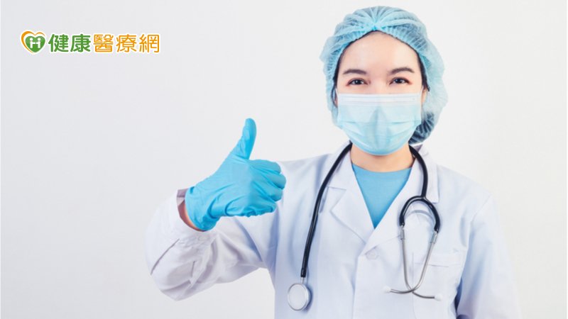 感謝醫護人員第一線抗疫 中榮與農糧署致贈花束
