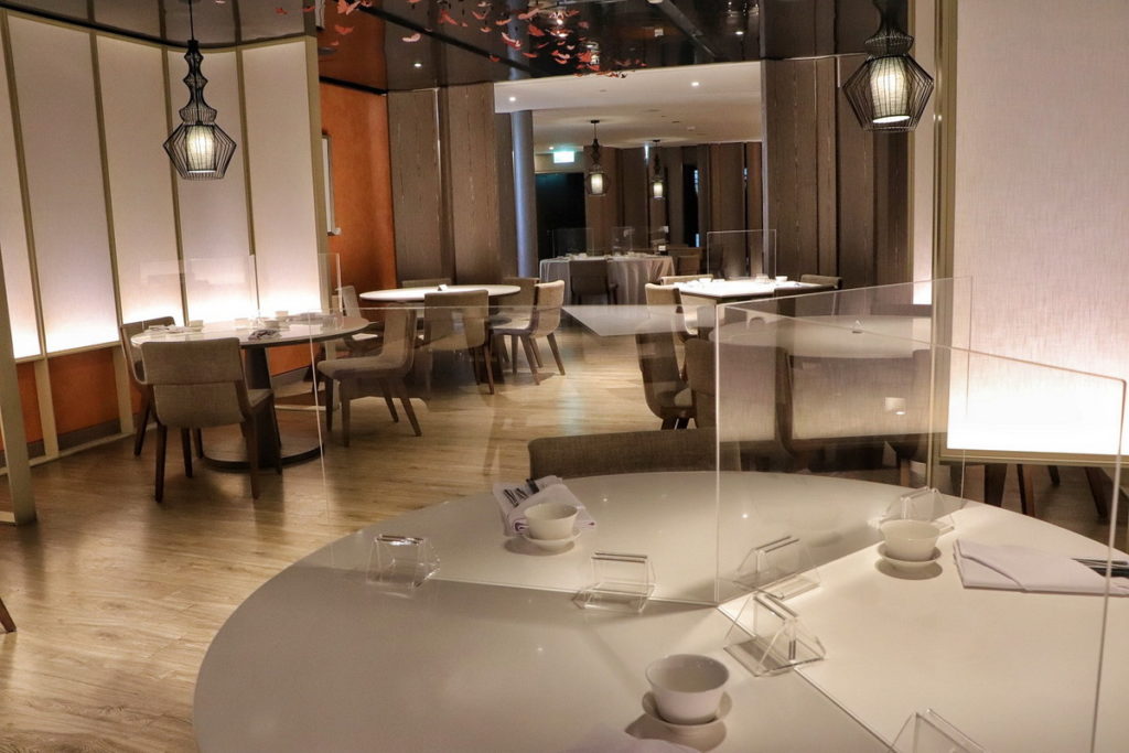 板橋凱撒大飯店_ 餐廳全面設置防疫隔板及安全距離