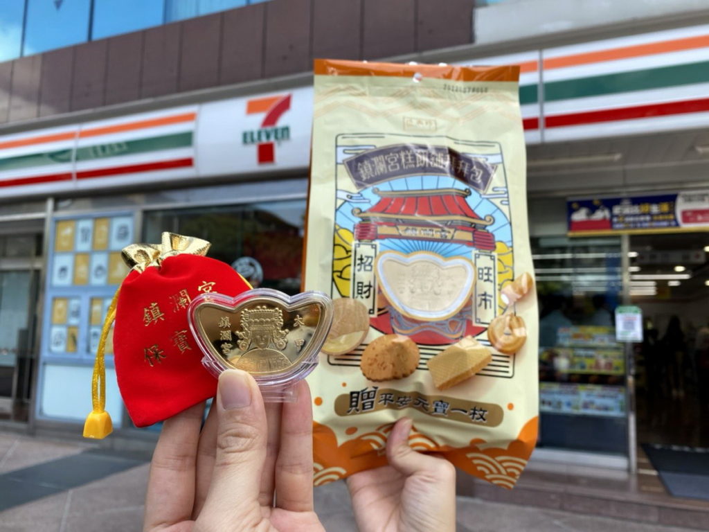 7-ELEVEN全通路獨家販售「鎮瀾宮糕餅舖拜拜包」,開袋即贈限量平安元寶,不僅保平安更具收藏價值。