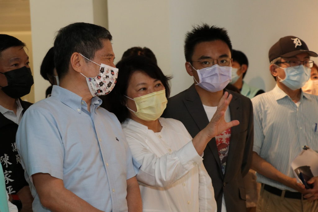 市長黃敏惠(左二)向文化部長李永得(左一)解說