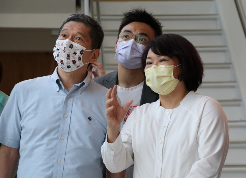 市長黃敏惠(左二)向文化部長李永得(左一)解說