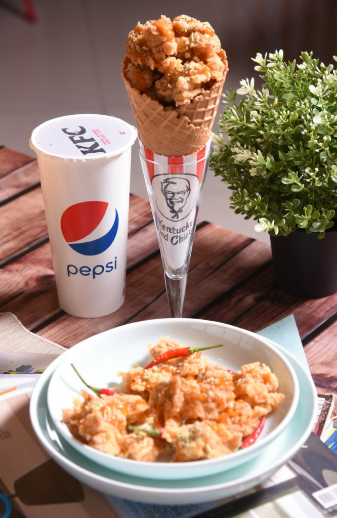 選用香酥脆皮的甜筒，裝滿鮮嫩多汁的雞米花，淋上香辣煙燻風味醬汁，再撒上奶油香酥的雪花片