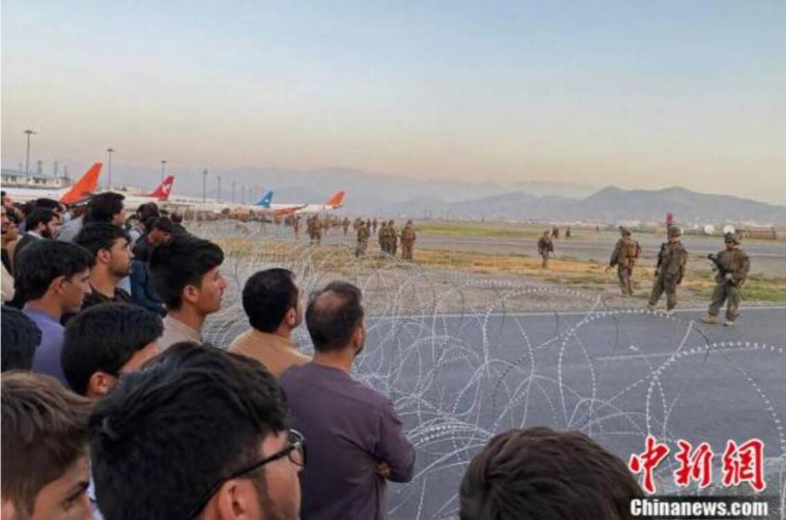 喀布爾機場聚集撤離人潮    外媒：美軍在機場開火致3人死