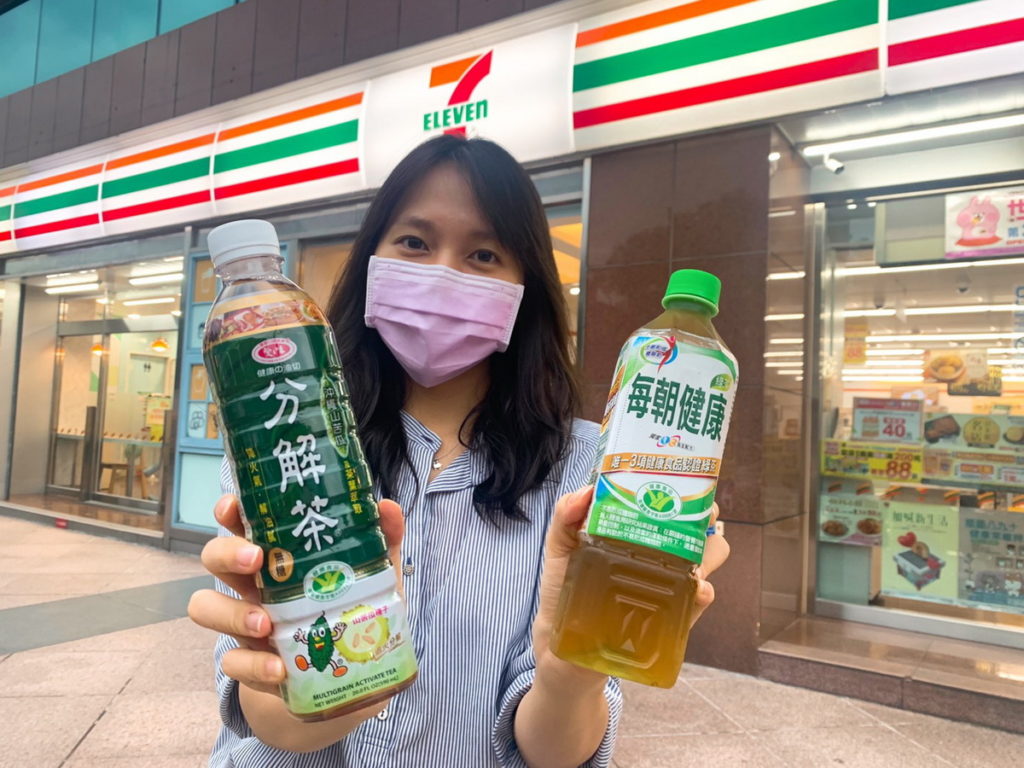 7-ELEVEN挑戰通路最低價，中元拜拜民眾最愛的每朝健康綠茶PET650及愛之味油切分解茶PET590為例，箱購量販價588元，搭配25元振興...