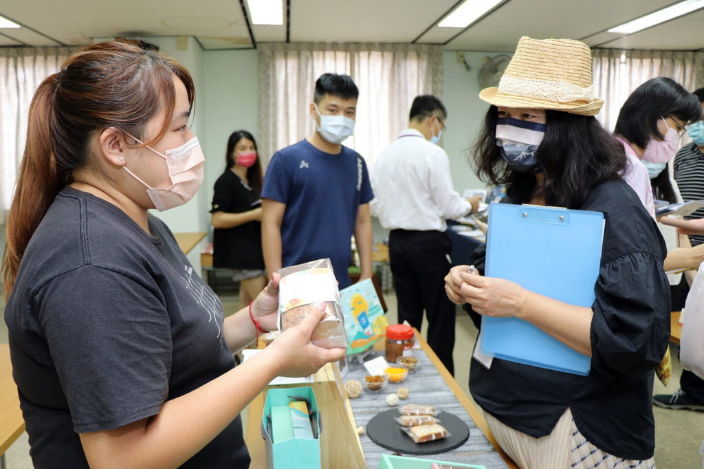 部落客瑪格(右)說，自己屬於半光客性質的角色，她個人注重商品是自己喜歡吃的，且包裝要完整吸引人