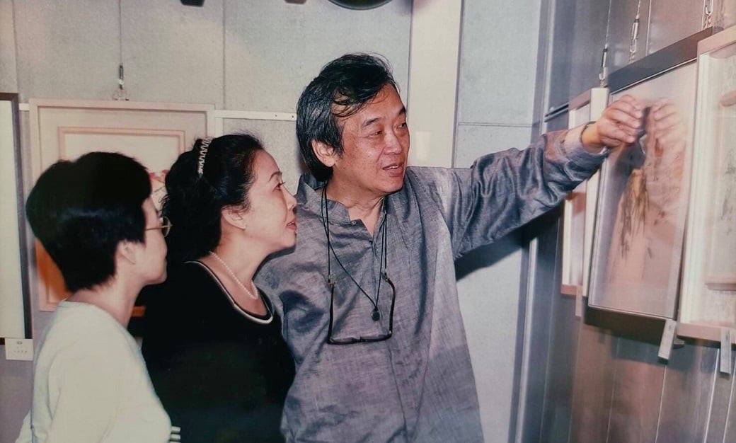 可能是 2 個人和大家站著的圖像