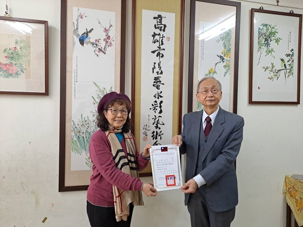 可能是 2 個人和大家站著的圖像