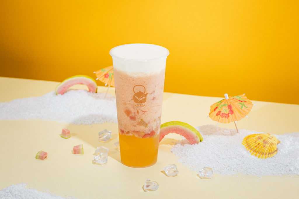 「胭粉芭樂雪妮」使用紅心芭樂調製的綿密雪妮,堆疊出珊瑚粉般的色澤,建議售價95元、APP會員價85元。