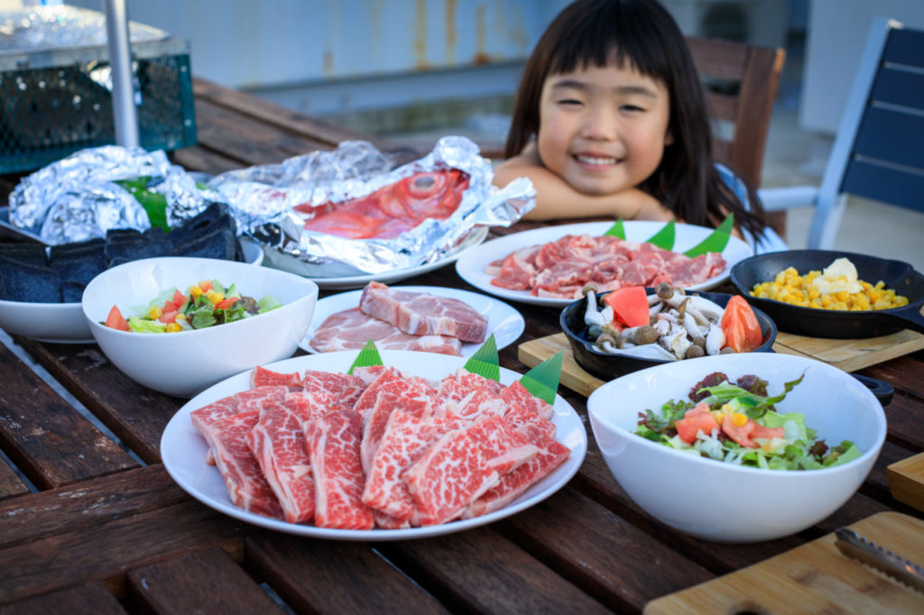 「MUROTO base 55」提供空手 BBQ、可品嚐高知東部特產「金目鯛料理」及夢幻和牛「土佐褐毛牛」等在地特色料理