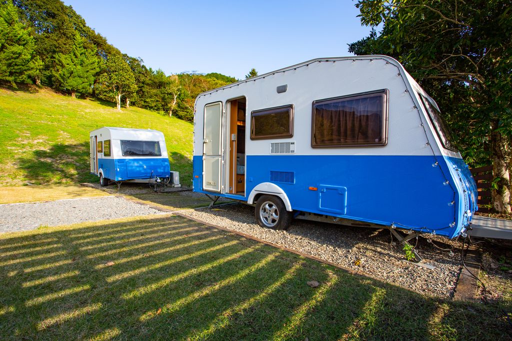 「SkyHillGlamping 四萬十星空」境內有2台露營車