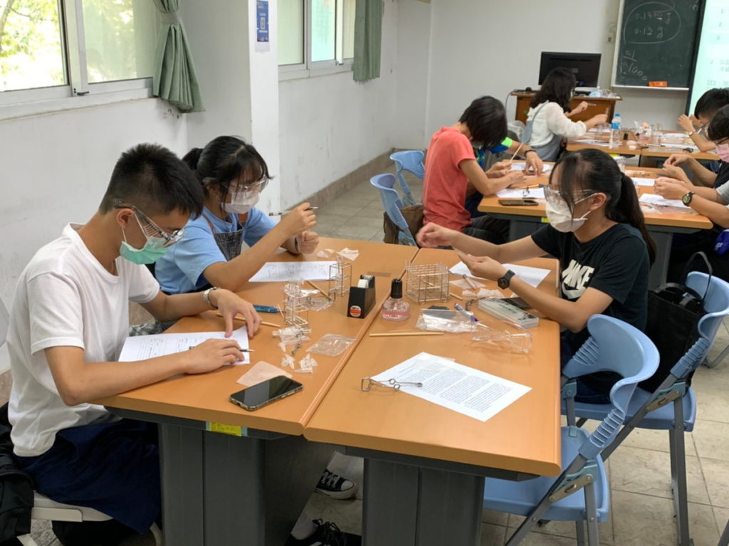 嘉義大學應用化學系連經憶教授團隊，設計科學實驗，讓嘉義地區學子體驗科學樂