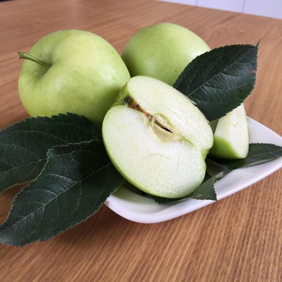頂端帶有放射性黃褐色斑紋的金冠蘋果,肉質白皙細緻,吃起來清脆爽口、酸甜又多汁