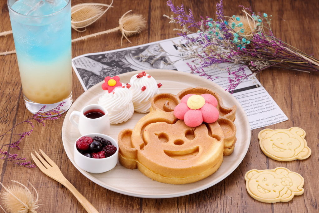 獨家打造Q版「哈妮鬆餅套餐」,六福村吉祥物「哈妮」紮起馬尾、頭戴鮮花,加上笑容可掬的Q萌模樣,讓人少女心爆發。圖 六福村提供