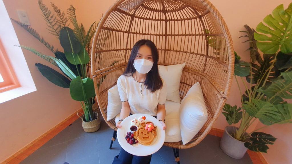 在浪漫維多利亞風格建築裡小憩,彷如置身異國,玩樂園也能體驗當網美的樂趣。圖 六福村提供