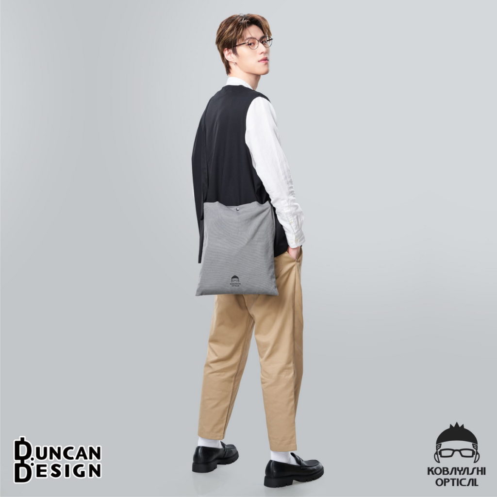 Duncan兩用帆布袋 側背上身照
