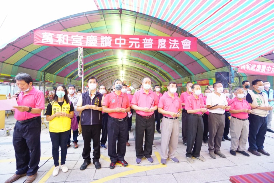 萬和宮中元普度法會，蕭煄事長率領董監事與貴賓參香拜拜。