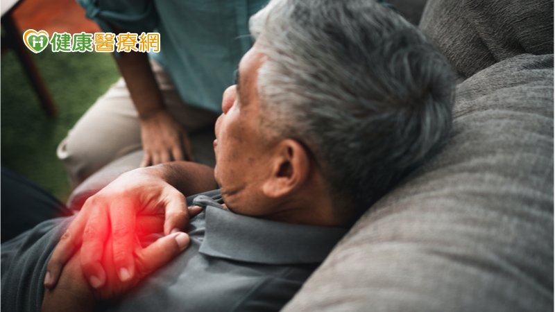 94歲阿公爬樓梯又暈又喘 竟是瓣膜性心臟病惹禍