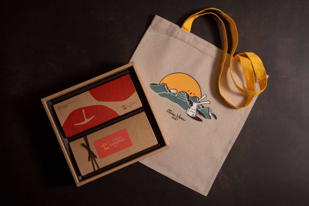 人氣品項「鳳梨酥蘋果酥禮盒」今年中秋也換上童趣主視覺設計包裝及專屬布提袋