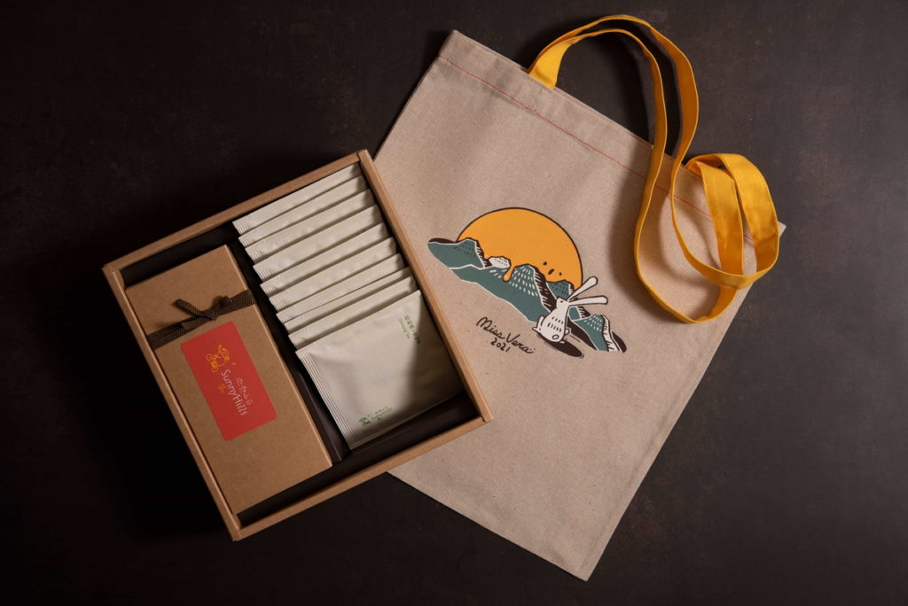 微熱山丘「鳳梨酥烏龍茶禮盒」以中秋限定包裝亮相,傳遞中秋溫暖祝福