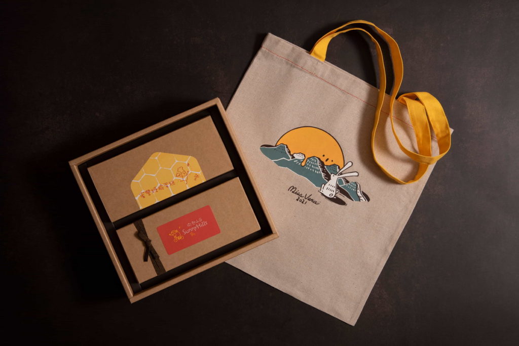 微熱山丘也提供多元的中秋禮盒選擇,熱門品項「鳳梨酥脆蛋糕禮盒」等,滿足多樣化中秋送禮需求!