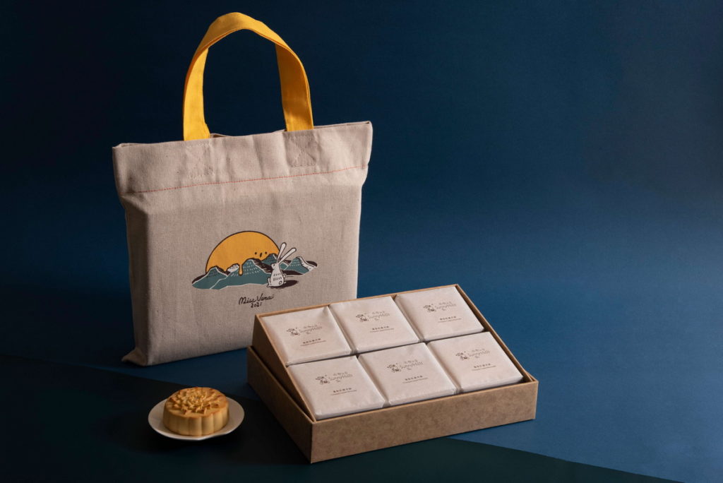 微熱山丘「鳳梨奶黃月餅禮盒」、「中秋限定包裝商品」主視覺皆換上以版畫拓印展現的童趣設計,讓台灣的山林風光與動物化身為共度佳節的夥伴