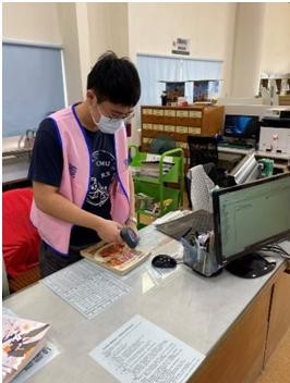 廖同學參加助學計畫志工服務，將實習所學幫助大眾建立正確衛教觀念。