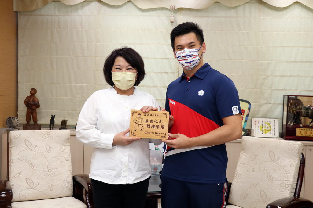 致贈檜木雷雕