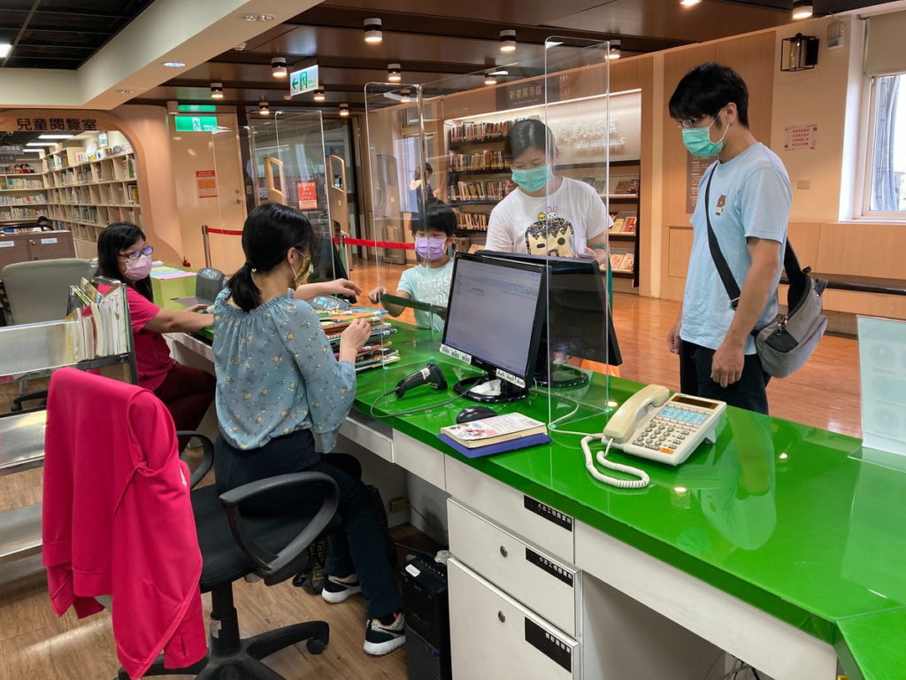 嘉義市各圖書館維持館內容留上限100人,採單一出入口,提供民眾供借還書服務。