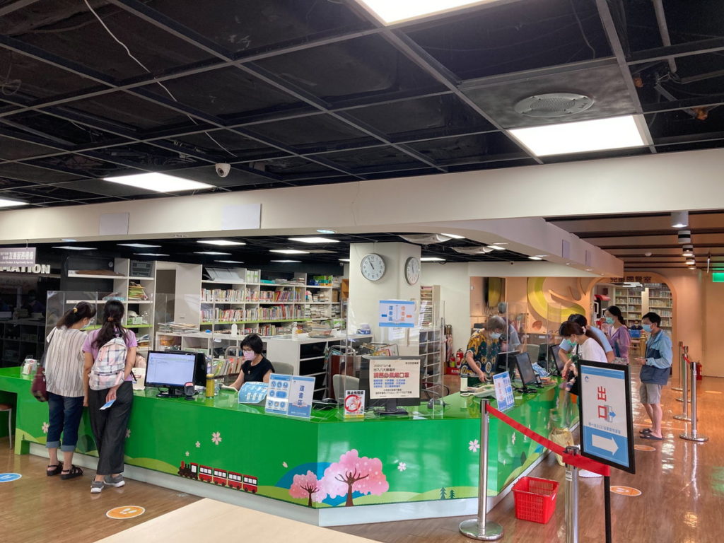 嘉義市各圖書館維持館內容留上限100人,採單一出入口,提供民眾供借還書服務。