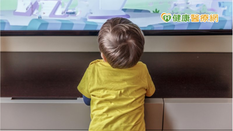 孩子歪頭看電視、離螢幕近是近視? 當心「弱視」影響雙眼