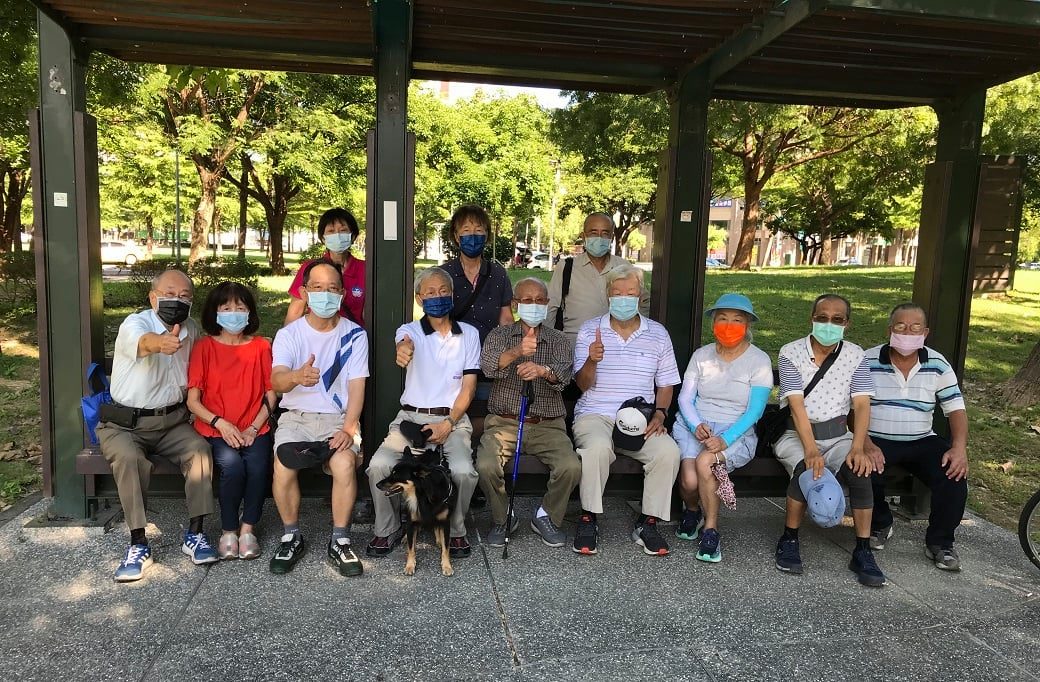 可能是 6 個人、大家站著和戶外的圖像
