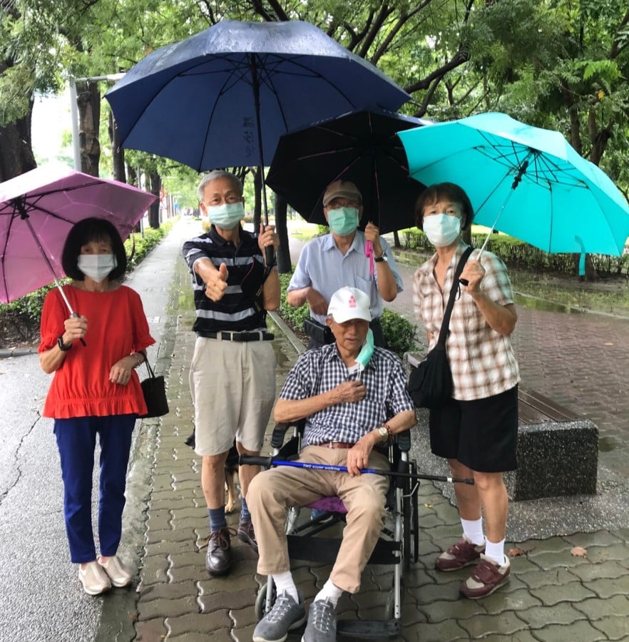 可能是 4 個人、大家站著和戶外的圖像
