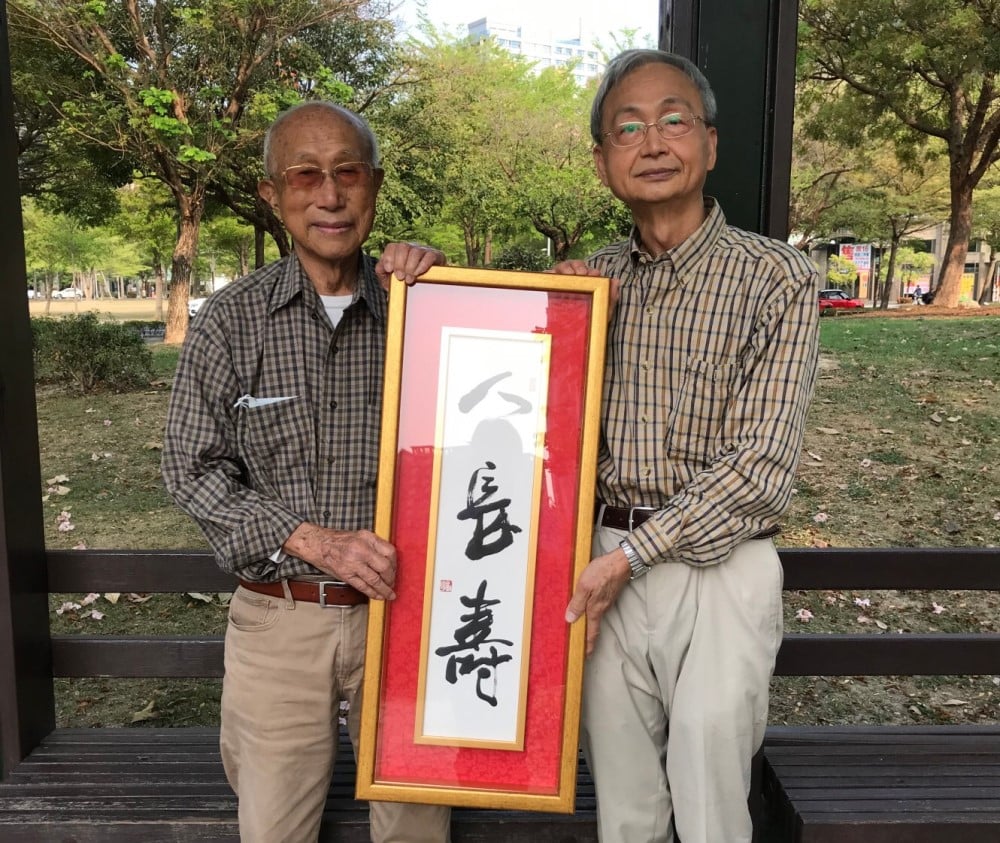 可能是 2 個人、大家站著和戶外的圖像